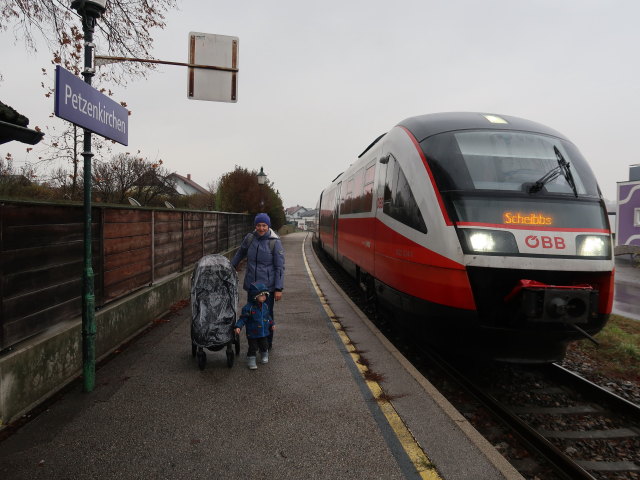 Nils und Sabine im Bahnhof Petzenkirchen, 242 m