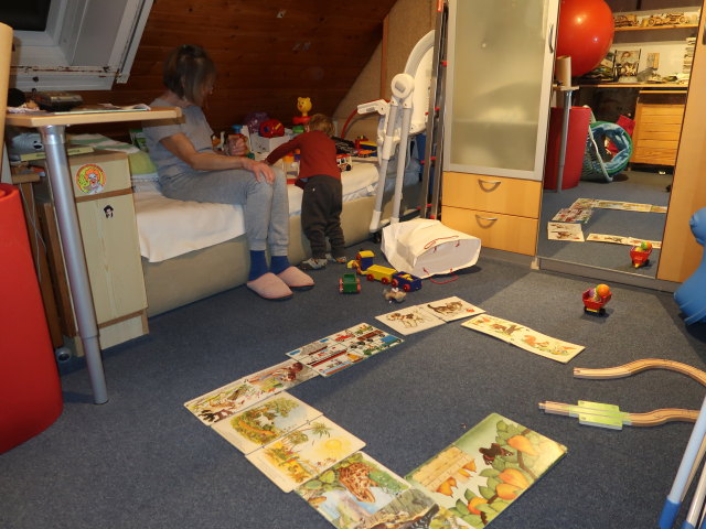 Mama und Nils im Haus meiner Eltern