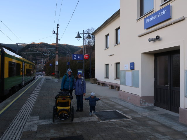 Ursa, Sabine und Nils im Bahnhof Breitenstein, 794 m