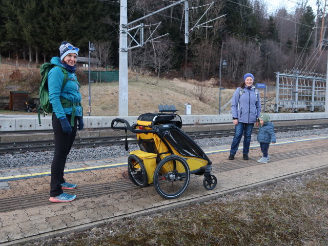 Ursa, Sabine und Nils im Bahnhof Breitenstein, 794 m
