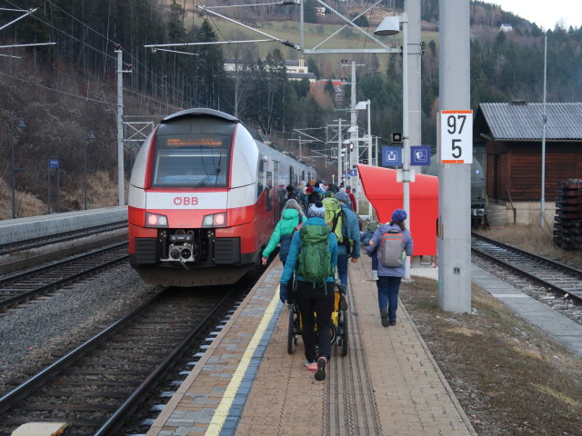Ursa, Nils und Sabine im Bahnhof Breitenstein, 794 m