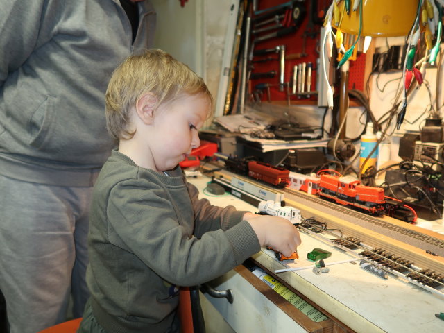 Papa und Nils im Haus meiner Eltern