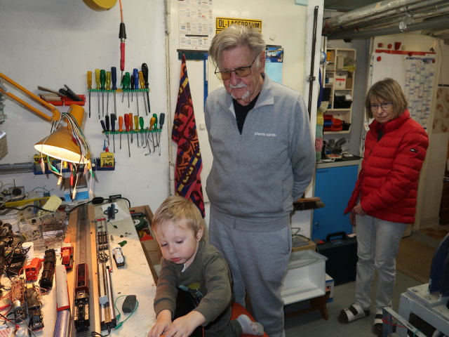 Nils, Papa und Mama im Haus meiner Eltern