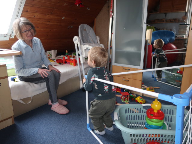 Mama und Nils im Haus meiner Eltern (24. Dez.)