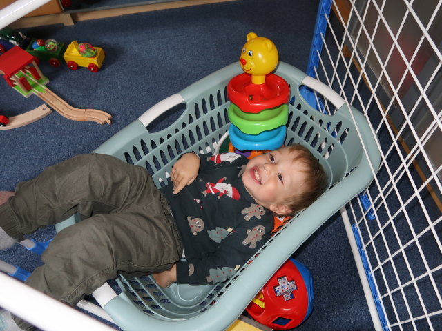 Nils im Haus meiner Eltern (24. Dez.)