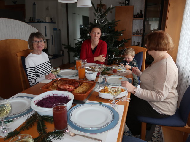Mama, Sabine, Nils und Brigitte im Haus meiner Eltern (24. Dez.)