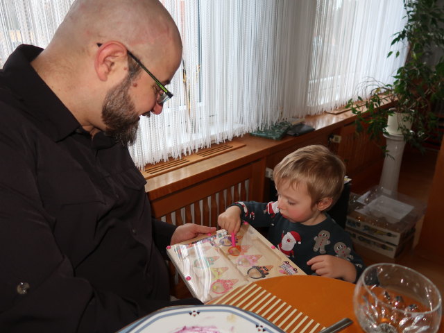 Markus und Nils im Haus meiner Eltern (24. Dez.)