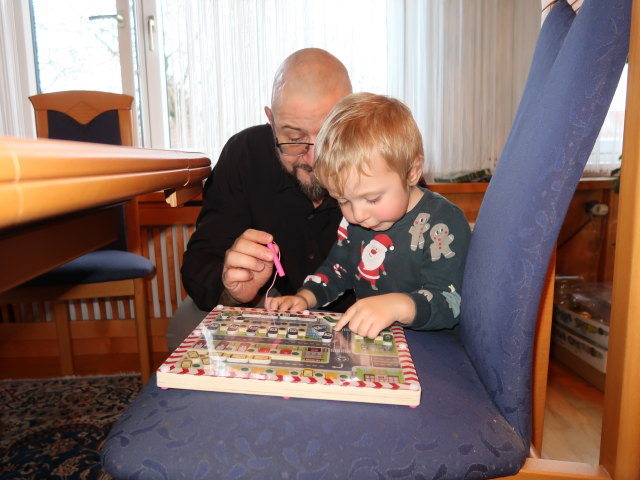 Markus und Nils im Haus meiner Eltern (24. Dez.)