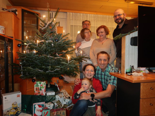 Nils, Sabine, Mama, Papa, ich, Brigitte und Markus im Haus meiner Eltern (24. Dez.)