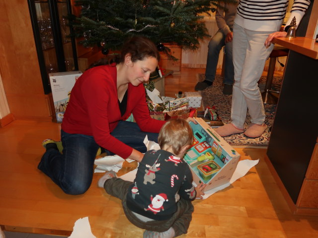 Sabine, Nils, Papa und Mama im Haus meiner Eltern (24. Dez.)