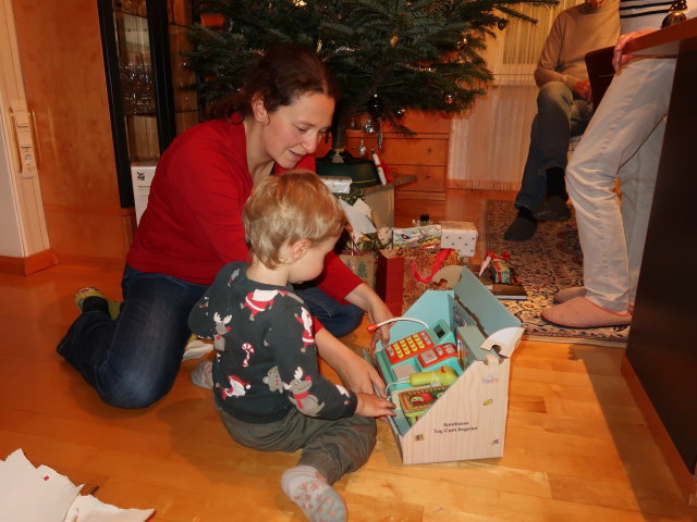 Sabine, Nils, Papa und Mama im Haus meiner Eltern (24. Dez.)