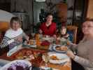 Mama, Sabine, Nils und Brigitte im Haus meiner Eltern (24. Dez.)