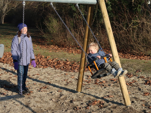 Sabine und Nils am Spielplatz Badeteich S&uuml;&szlig;enbrunn