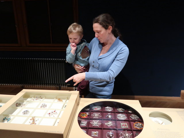 Nils und Sabine in der Sonderausstellung 'Fahrrad & Hummer - Funkelnder Baumschmuck aus Gablonz'
