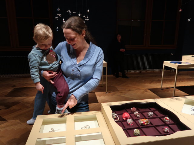 Nils und Sabine in der Sonderausstellung 'Fahrrad & Hummer - Funkelnder Baumschmuck aus Gablonz'