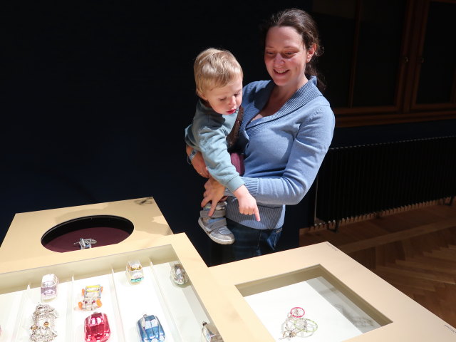 Nils und Sabine in der Sonderausstellung 'Fahrrad & Hummer - Funkelnder Baumschmuck aus Gablonz'