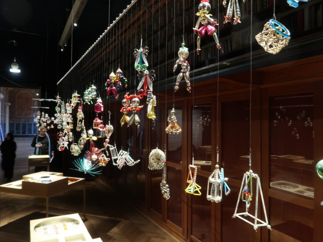 Sonderausstellung 'Fahrrad & Hummer - Funkelnder Baumschmuck aus Gablonz'