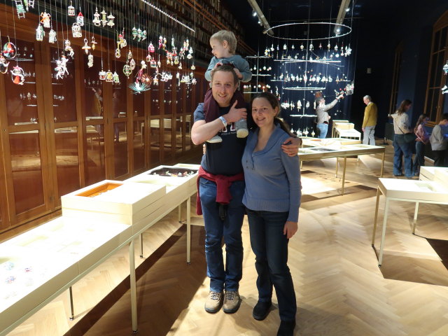 Nils, ich und Sabine in der Sonderausstellung 'Fahrrad & Hummer - Funkelnder Baumschmuck aus Gablonz'