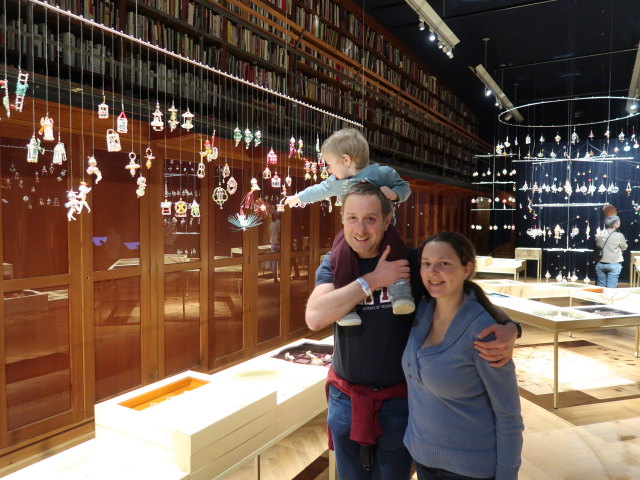 Nils, ich und Sabine in der Sonderausstellung 'Fahrrad & Hummer - Funkelnder Baumschmuck aus Gablonz'