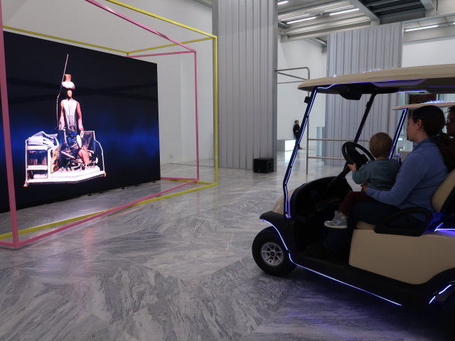 Nils und Sabine in der Sonderausstellung 'Helmut Lang - S&eacute;ance de Travail 1986-2005'