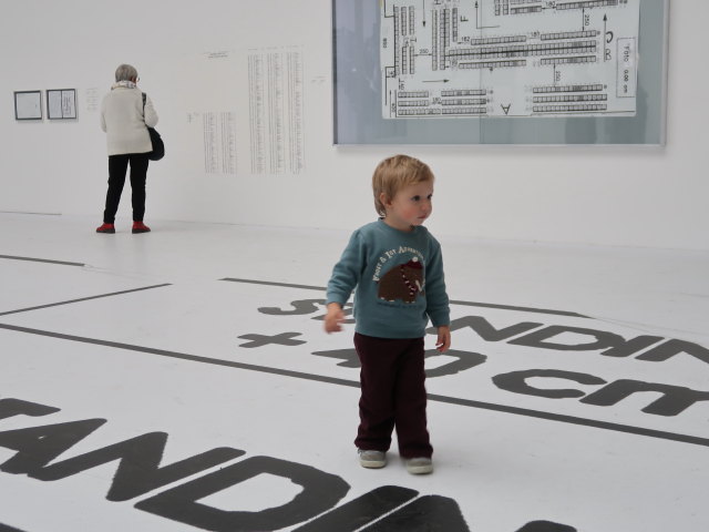 Nils in der Sonderausstellung 'Helmut Lang - S&eacute;ance de Travail 1986-2005'