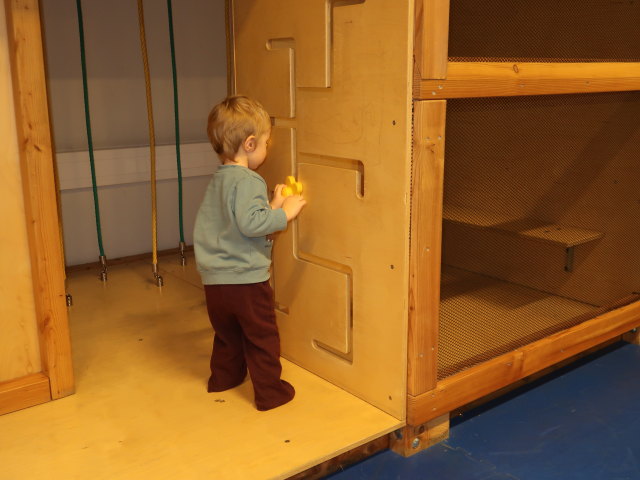 Nils in der Kinderspielecke