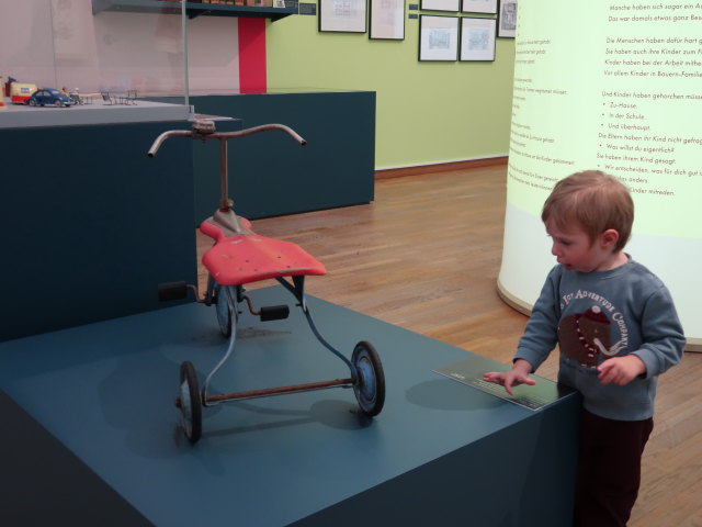 Nils in der Sonderausstellung 'Kinder des Krieges'