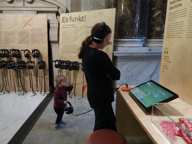 Nils und Sabine in der Sonderausstellung 'Es funkt! &Ouml;sterreich zwischen Propaganda und Protest'