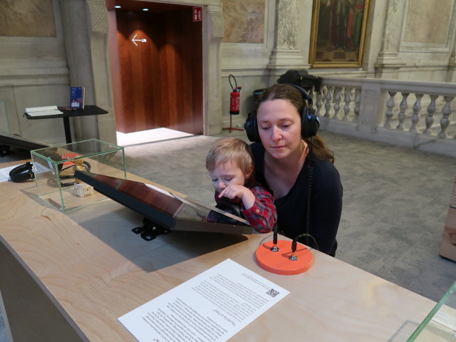 Nils und Sabine in der Sonderausstellung 'Es funkt! &Ouml;sterreich zwischen Propaganda und Protest'