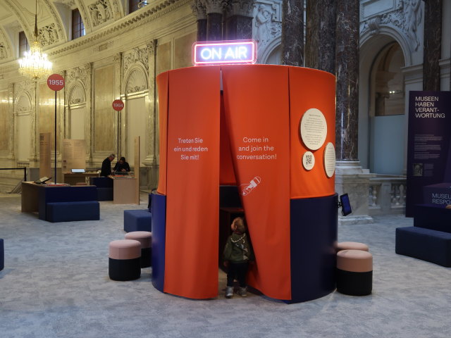 Nils in der Sonderausstellung 'Es funkt! &Ouml;sterreich zwischen Propaganda und Protest'