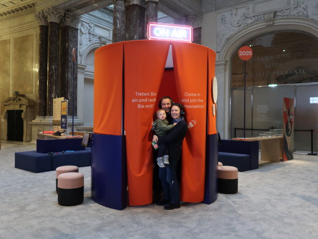 Nils, ich und Sabine in der Sonderausstellung 'Es funkt! &Ouml;sterreich zwischen Propaganda und Protest'