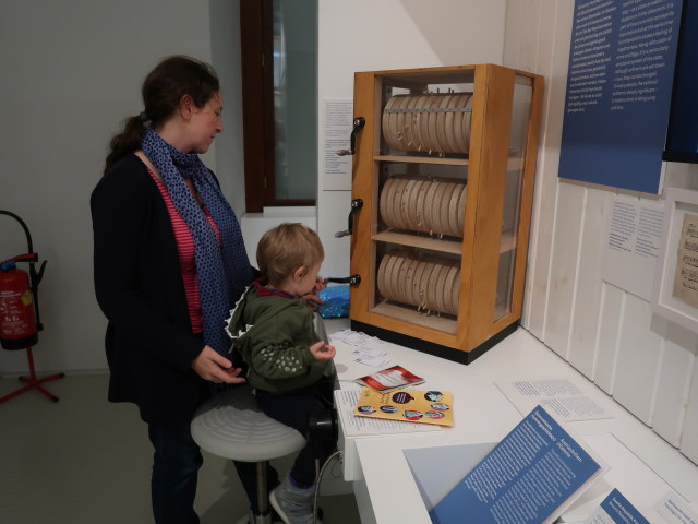 Sabine und Nils in der Dauerausstellung