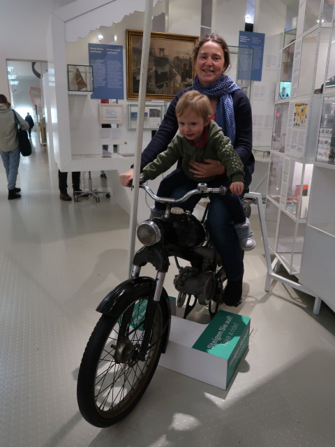 Nils und Sabine in der Dauerausstellung