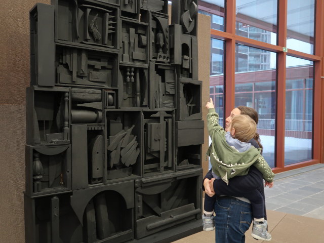 Sabine und Nils in der Ausstellung 'Wotruba International'