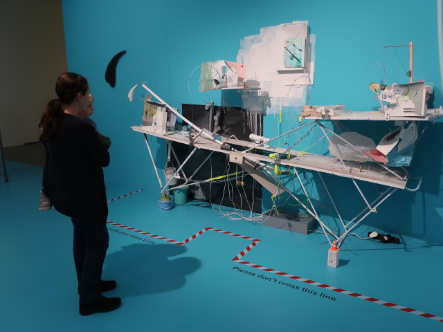 Sabine und Nils in der Ausstellung 'Ashley Hans Scheirl - In & Out of Painting'