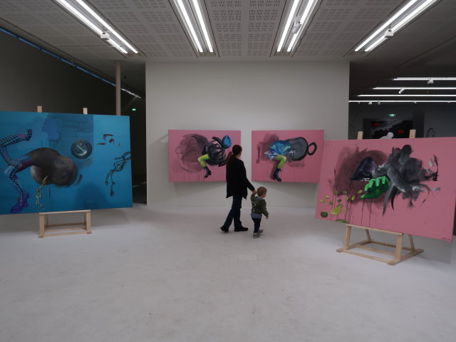 Sabine und Nils in der Ausstellung 'Ashley Hans Scheirl - In & Out of Painting'
