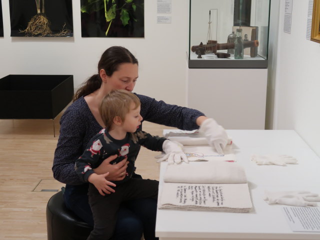 Sabine und Nils in der Ausstellung 'Flower Power - Eine Kulturgeschichte der Pflanzen'