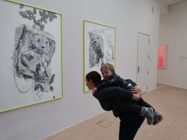 Sabine und Nils in der Ausstellung 'Iris Andraschek'
