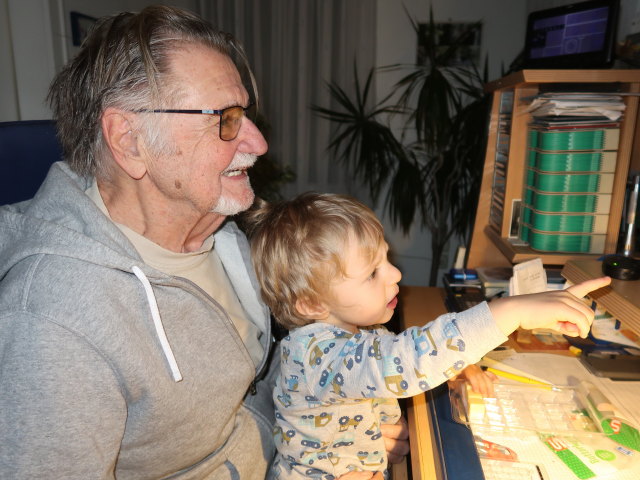 Papa und Nils im Haus meiner Eltern