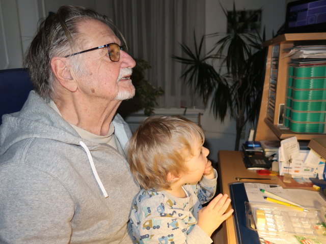 Papa und Nils im Haus meiner Eltern