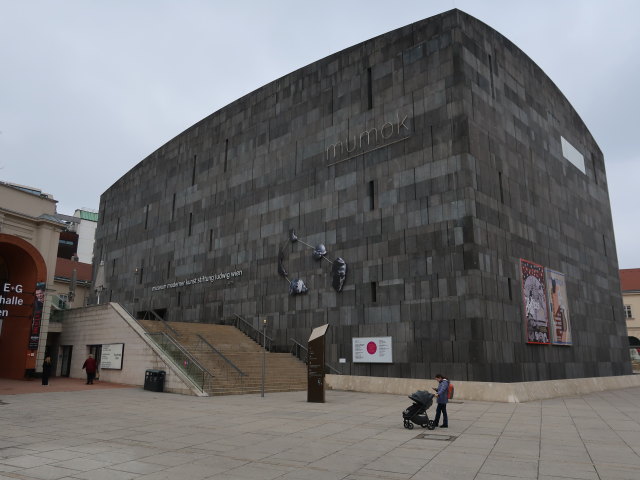 Nils und Sabine beim Museum moderner Kunst