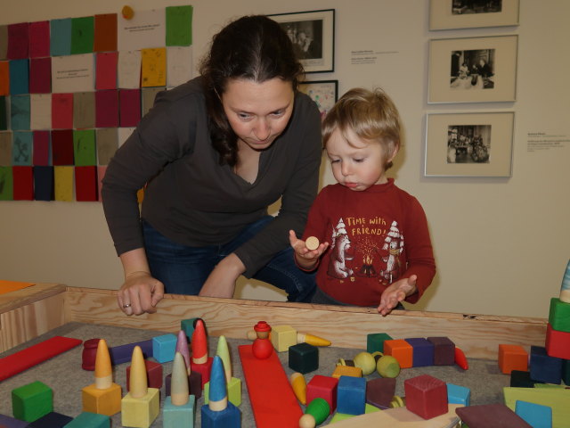 Sabine und Nils in der Ausstellung 'Nie endg&uuml;ltig! Das Museum im Wandel'
