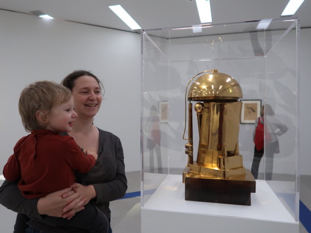 Nils und Sabine in der Ausstellung 'Die Welt von morgen wird eine weitere Gegenwart gewesen sein'