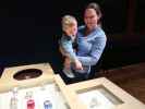Nils und Sabine in der Sonderausstellung 'Fahrrad & Hummer - Funkelnder Baumschmuck aus Gablonz'