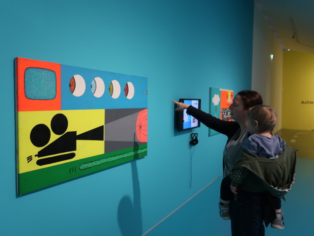 Sabine und Nils in der Ausstellung 'Ashley Hans Scheirl - In & Out of Painting'