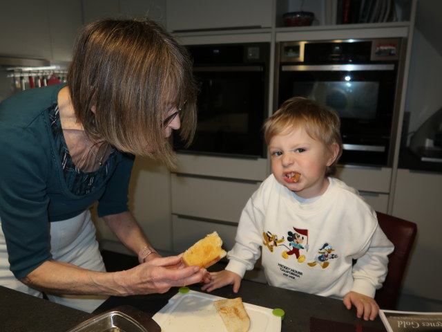 Mama und Nils im Haus meiner Eltern