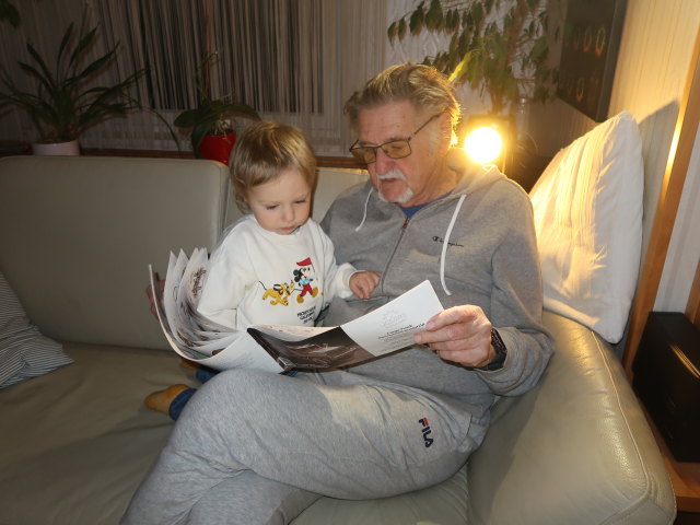 Nils und Papa im Haus meiner Eltern