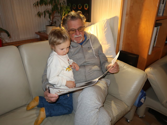 Nils und Papa im Haus meiner Eltern