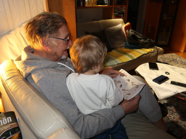 Papa und Nils im Haus meiner Eltern