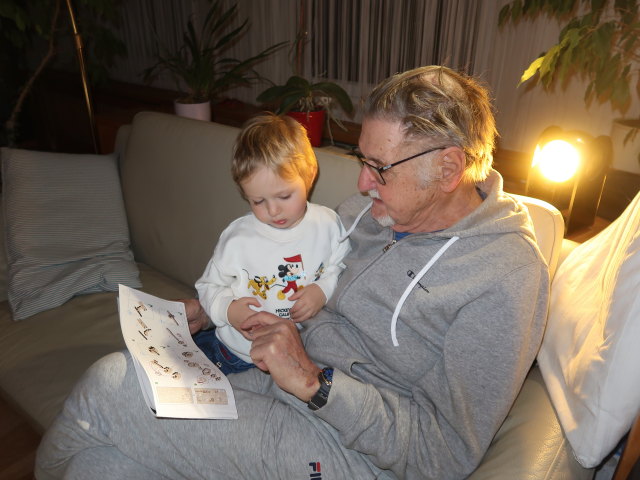 Nils und Papa im Haus meiner Eltern